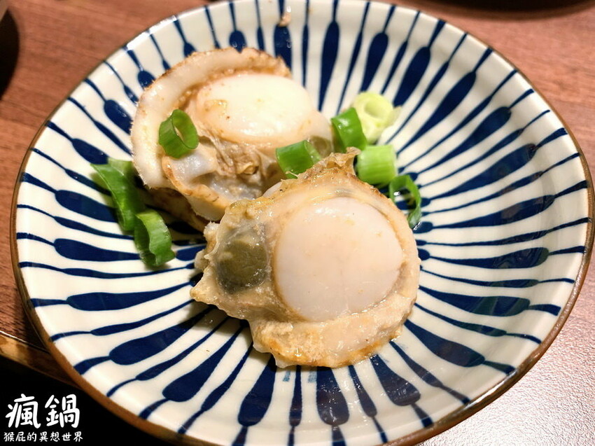 這間火烤兩吃肉盤超大CP值高,瘋寶箱龍蝦海陸鍋超有創意開鍋送戒指,自助吧通通吃到飽,壽星有送生日禮物,貓咪機器人送餐很酷