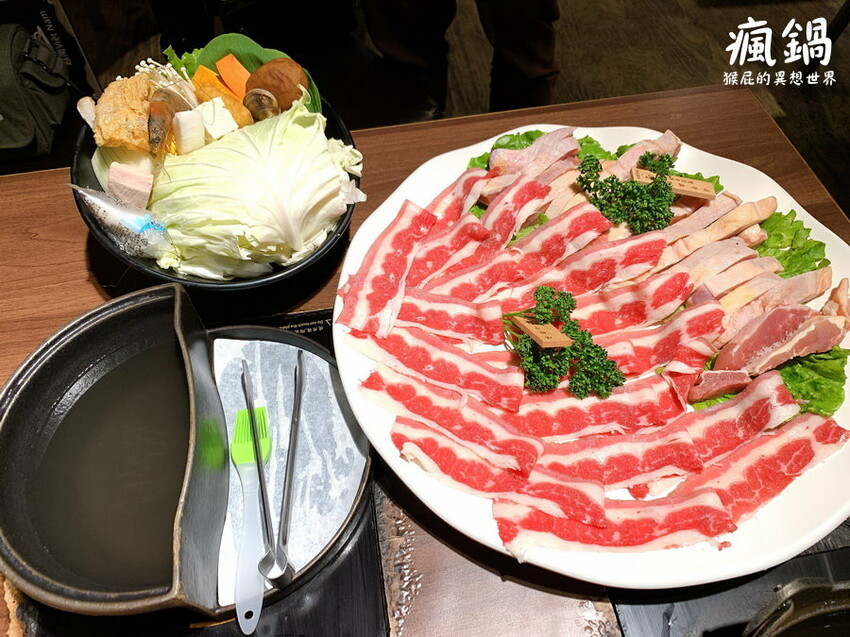 這間火烤兩吃肉盤超大CP值高,瘋寶箱龍蝦海陸鍋超有創意開鍋送戒指,自助吧通通吃到飽,壽星有送生日禮物,貓咪機器人送餐很酷