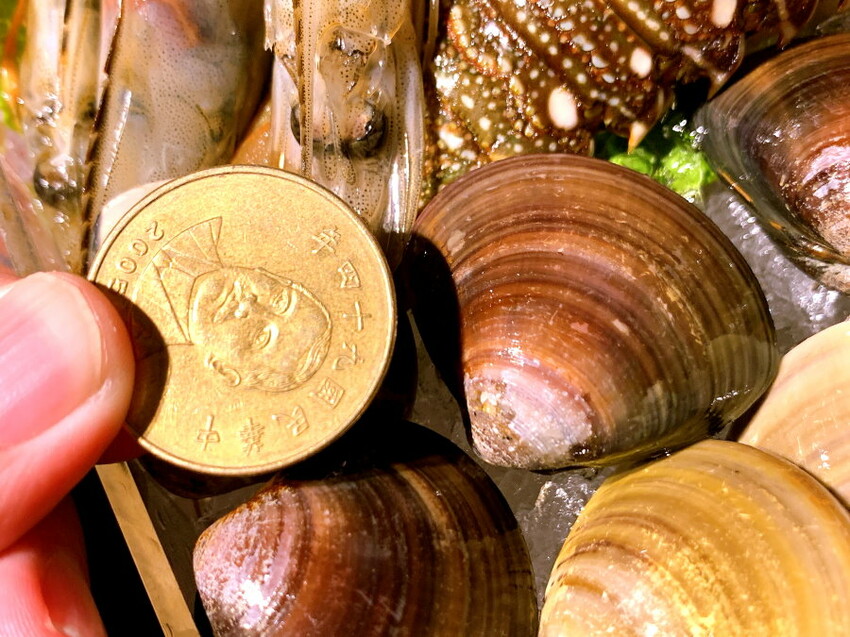 這間火烤兩吃肉盤超大CP值高,瘋寶箱龍蝦海陸鍋超有創意開鍋送戒指,自助吧通通吃到飽,壽星有送生日禮物,貓咪機器人送餐很酷