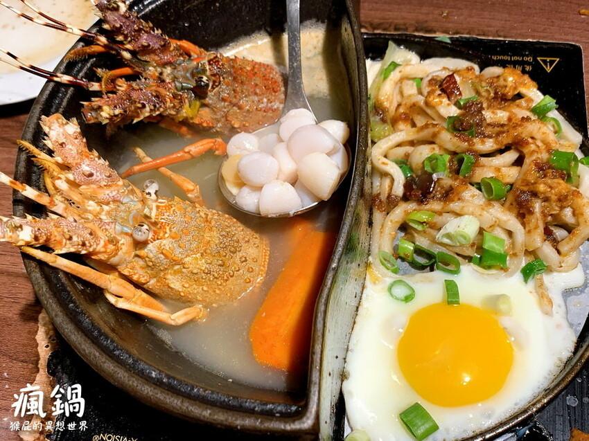 這間火烤兩吃肉盤超大CP值高,瘋寶箱龍蝦海陸鍋超有創意開鍋送戒指,自助吧通通吃到飽,壽星有送生日禮物,貓咪機器人送餐很酷