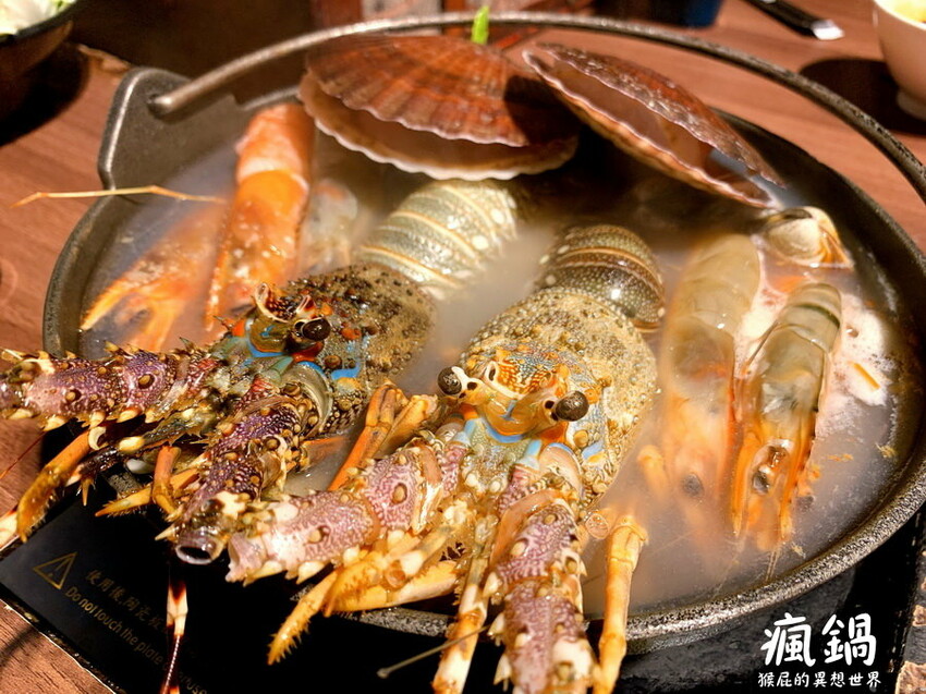 這間火烤兩吃肉盤超大CP值高,瘋寶箱龍蝦海陸鍋超有創意開鍋送戒指,自助吧通通吃到飽,壽星有送生日禮物,貓咪機器人送餐很酷