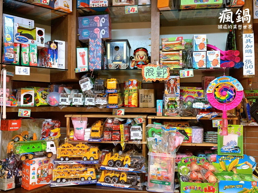 這間火烤兩吃肉盤超大CP值高,瘋寶箱龍蝦海陸鍋超有創意開鍋送戒指,自助吧通通吃到飽,壽星有送生日禮物,貓咪機器人送餐很酷