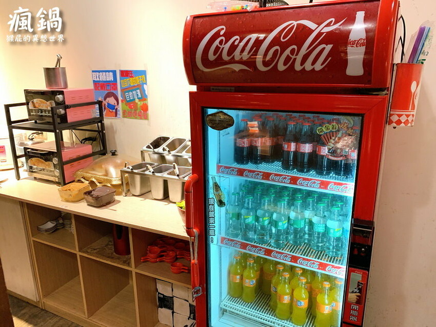 這間火烤兩吃肉盤超大CP值高,瘋寶箱龍蝦海陸鍋超有創意開鍋送戒指,自助吧通通吃到飽,壽星有送生日禮物,貓咪機器人送餐很酷