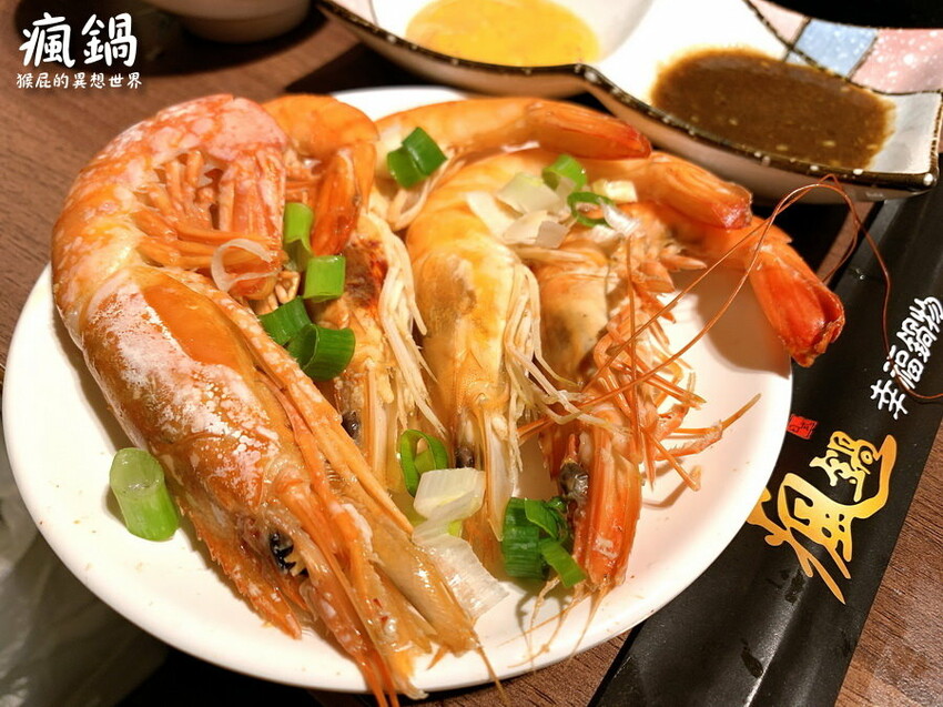 這間火烤兩吃肉盤超大CP值高,瘋寶箱龍蝦海陸鍋超有創意開鍋送戒指,自助吧通通吃到飽,壽星有送生日禮物,貓咪機器人送餐很酷