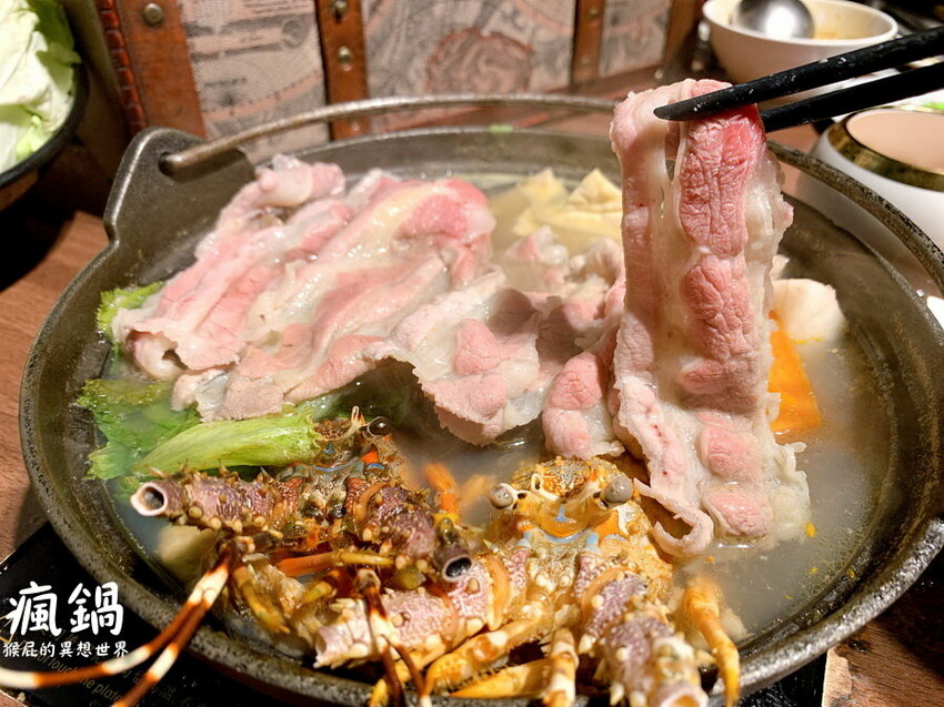 這間火烤兩吃肉盤超大CP值高,瘋寶箱龍蝦海陸鍋超有創意開鍋送戒指,自助吧通通吃到飽,壽星有送生日禮物,貓咪機器人送餐很酷