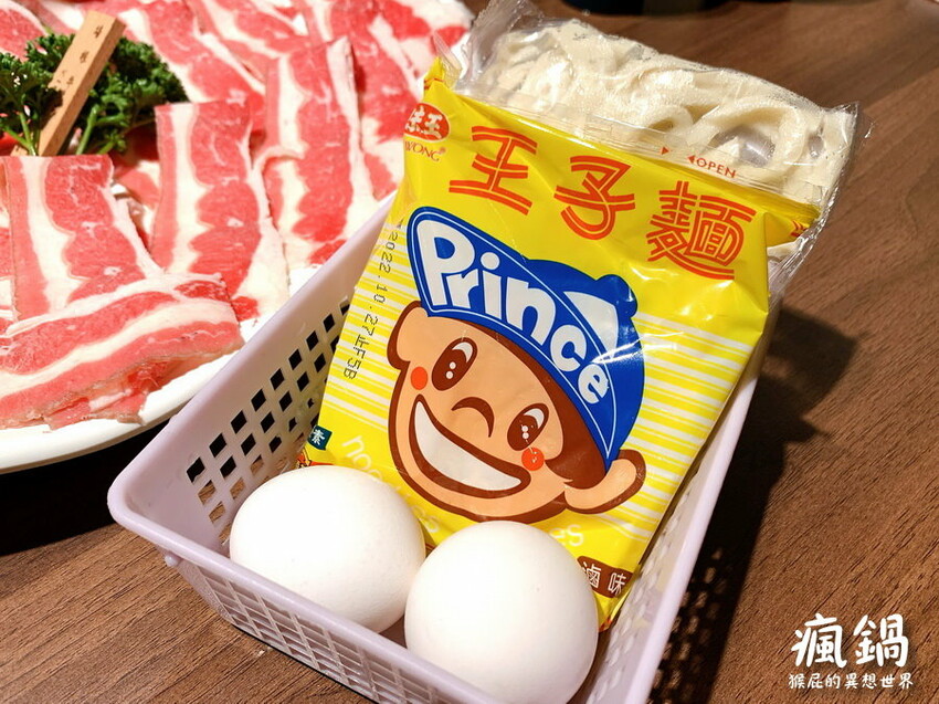 這間火烤兩吃肉盤超大CP值高,瘋寶箱龍蝦海陸鍋超有創意開鍋送戒指,自助吧通通吃到飽,壽星有送生日禮物,貓咪機器人送餐很酷