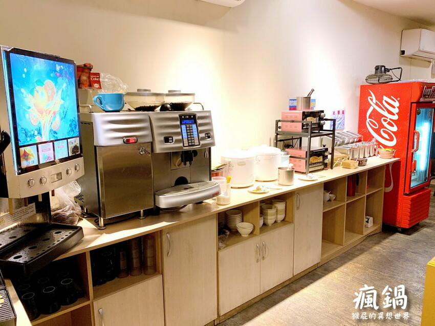 這間火烤兩吃肉盤超大CP值高,瘋寶箱龍蝦海陸鍋超有創意開鍋送戒指,自助吧通通吃到飽,壽星有送生日禮物,貓咪機器人送餐很酷