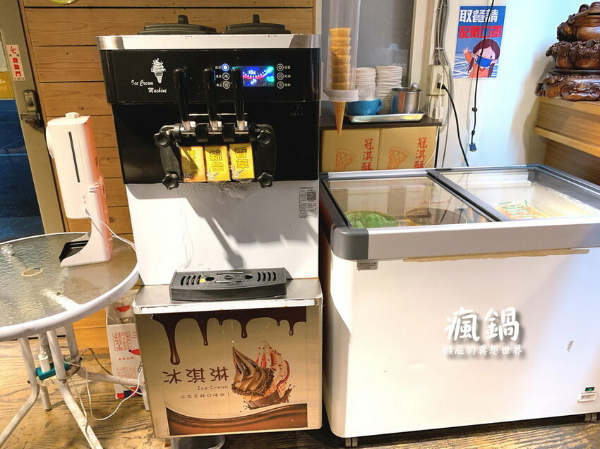 這間火烤兩吃肉盤超大CP值高,瘋寶箱龍蝦海陸鍋超有創意開鍋送戒指,自助吧通通吃到飽,壽星有送生日禮物,貓咪機器人送餐很酷