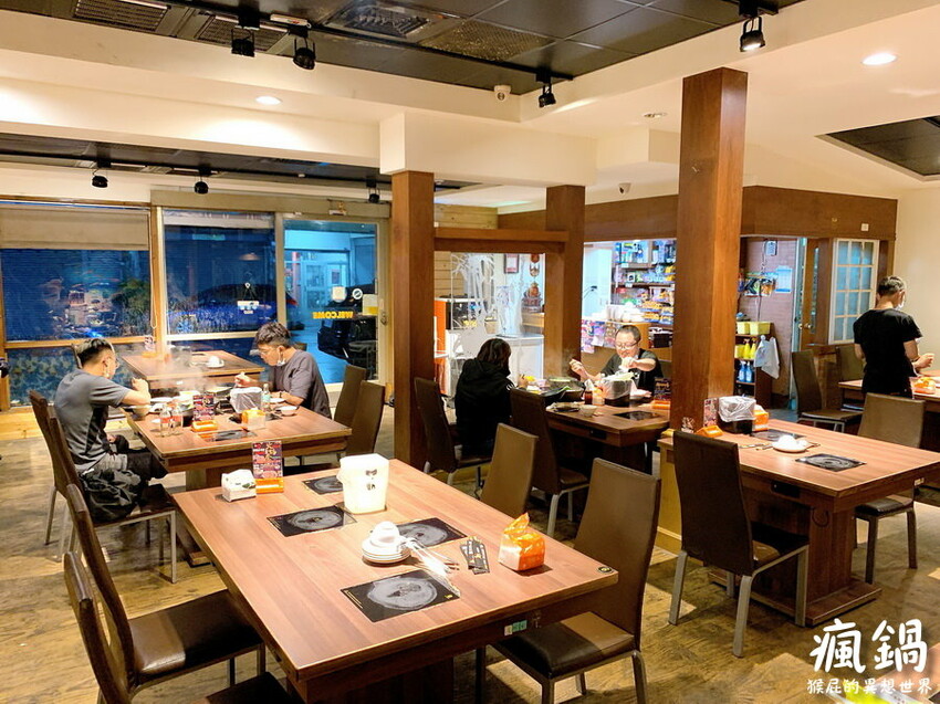 這間火烤兩吃肉盤超大CP值高,瘋寶箱龍蝦海陸鍋超有創意開鍋送戒指,自助吧通通吃到飽,壽星有送生日禮物,貓咪機器人送餐很酷