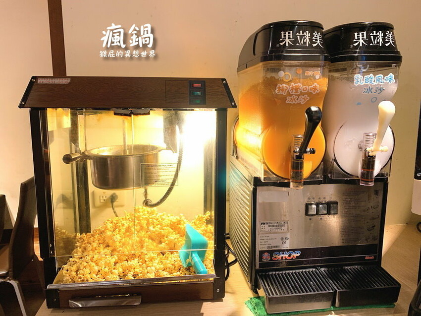 這間火烤兩吃肉盤超大CP值高,瘋寶箱龍蝦海陸鍋超有創意開鍋送戒指,自助吧通通吃到飽,壽星有送生日禮物,貓咪機器人送餐很酷