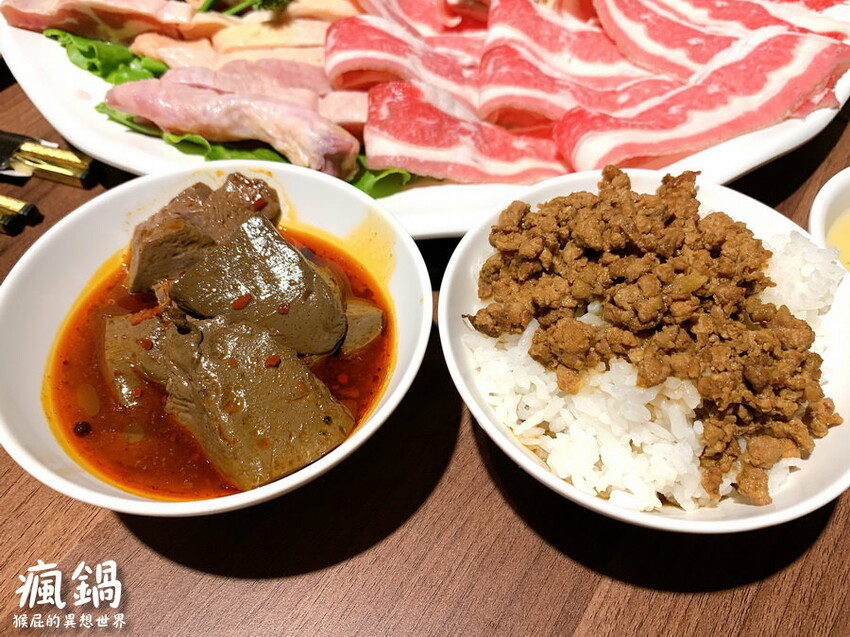 這間火烤兩吃肉盤超大CP值高,瘋寶箱龍蝦海陸鍋超有創意開鍋送戒指,自助吧通通吃到飽,壽星有送生日禮物,貓咪機器人送餐很酷