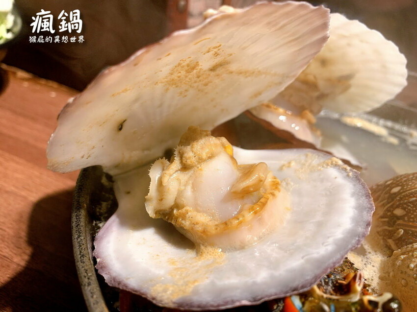 這間火烤兩吃肉盤超大CP值高,瘋寶箱龍蝦海陸鍋超有創意開鍋送戒指,自助吧通通吃到飽,壽星有送生日禮物,貓咪機器人送餐很酷