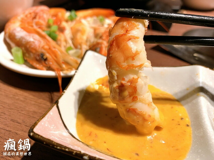 這間火烤兩吃肉盤超大CP值高,瘋寶箱龍蝦海陸鍋超有創意開鍋送戒指,自助吧通通吃到飽,壽星有送生日禮物,貓咪機器人送餐很酷