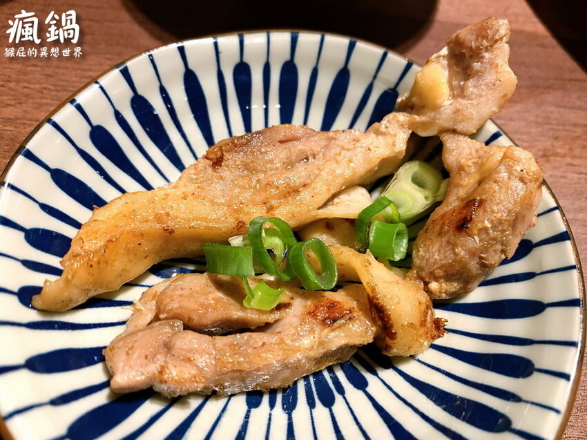 這間火烤兩吃肉盤超大CP值高,瘋寶箱龍蝦海陸鍋超有創意開鍋送戒指,自助吧通通吃到飽,壽星有送生日禮物,貓咪機器人送餐很酷