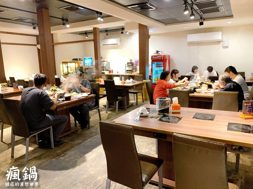 這間火烤兩吃肉盤超大CP值高,瘋寶箱龍蝦海陸鍋超有創意開鍋送戒指,自助吧通通吃到飽,壽星有送生日禮物,貓咪機器人送餐很酷