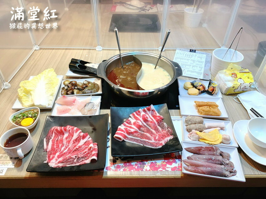 這間火烤兩吃肉盤超大CP值高,瘋寶箱龍蝦海陸鍋超有創意開鍋送戒指,自助吧通通吃到飽,壽星有送生日禮物,貓咪機器人送餐很酷