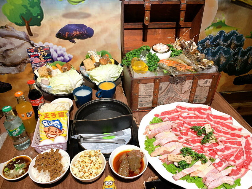 這間火烤兩吃肉盤超大CP值高,瘋寶箱龍蝦海陸鍋超有創意開鍋送戒指,自助吧通通吃到飽,壽星有送生日禮物,貓咪機器人送餐很酷