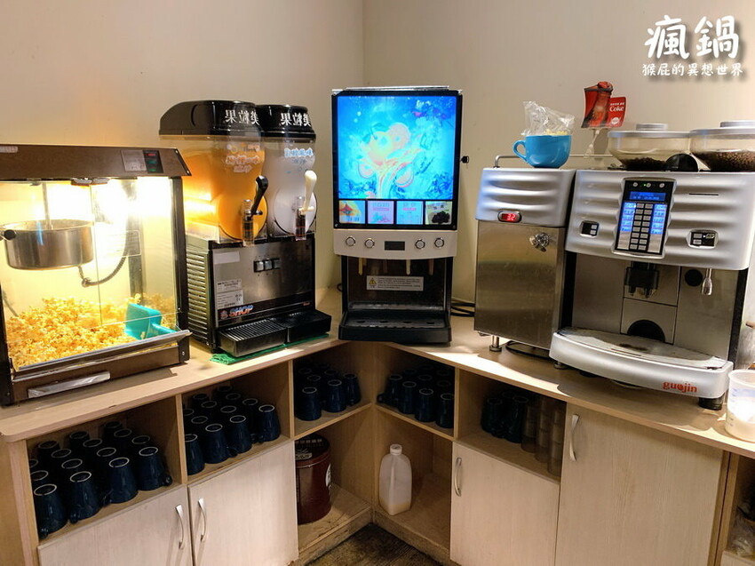 這間火烤兩吃肉盤超大CP值高,瘋寶箱龍蝦海陸鍋超有創意開鍋送戒指,自助吧通通吃到飽,壽星有送生日禮物,貓咪機器人送餐很酷