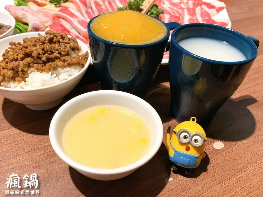 這間火烤兩吃肉盤超大CP值高,瘋寶箱龍蝦海陸鍋超有創意開鍋送戒指,自助吧通通吃到飽,壽星有送生日禮物,貓咪機器人送餐很酷