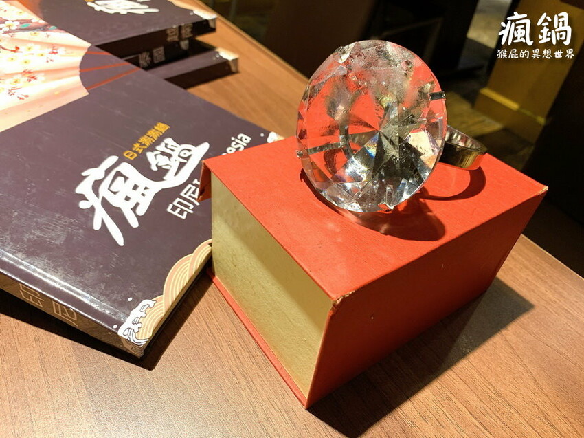 這間火烤兩吃肉盤超大CP值高,瘋寶箱龍蝦海陸鍋超有創意開鍋送戒指,自助吧通通吃到飽,壽星有送生日禮物,貓咪機器人送餐很酷