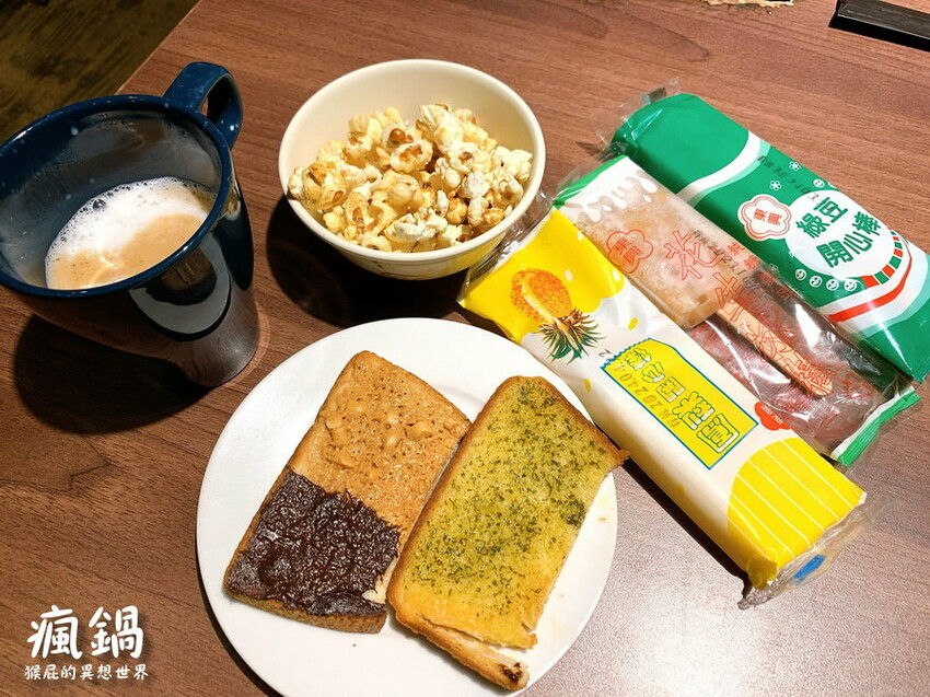 這間火烤兩吃肉盤超大CP值高,瘋寶箱龍蝦海陸鍋超有創意開鍋送戒指,自助吧通通吃到飽,壽星有送生日禮物,貓咪機器人送餐很酷