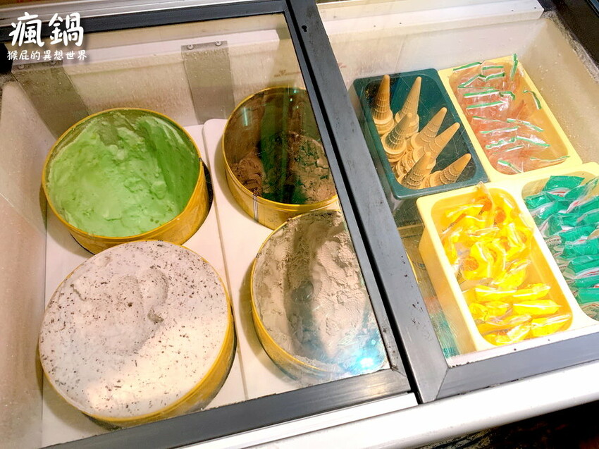 這間火烤兩吃肉盤超大CP值高,瘋寶箱龍蝦海陸鍋超有創意開鍋送戒指,自助吧通通吃到飽,壽星有送生日禮物,貓咪機器人送餐很酷