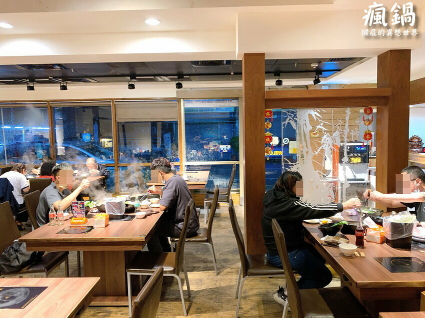 這間火烤兩吃肉盤超大CP值高,瘋寶箱龍蝦海陸鍋超有創意開鍋送戒指,自助吧通通吃到飽,壽星有送生日禮物,貓咪機器人送餐很酷