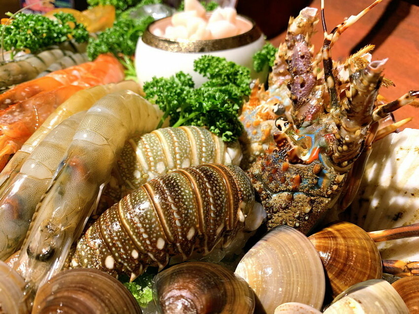 這間火烤兩吃肉盤超大CP值高,瘋寶箱龍蝦海陸鍋超有創意開鍋送戒指,自助吧通通吃到飽,壽星有送生日禮物,貓咪機器人送餐很酷