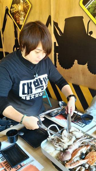 OMAYA春川炒雞(嘉義新生店)：一隻雞貝殼蒸-OMAYA春川炒雞(新生店)  嘉義東區韓式料理 是海鮮盆的升級版  有機會一定要試試