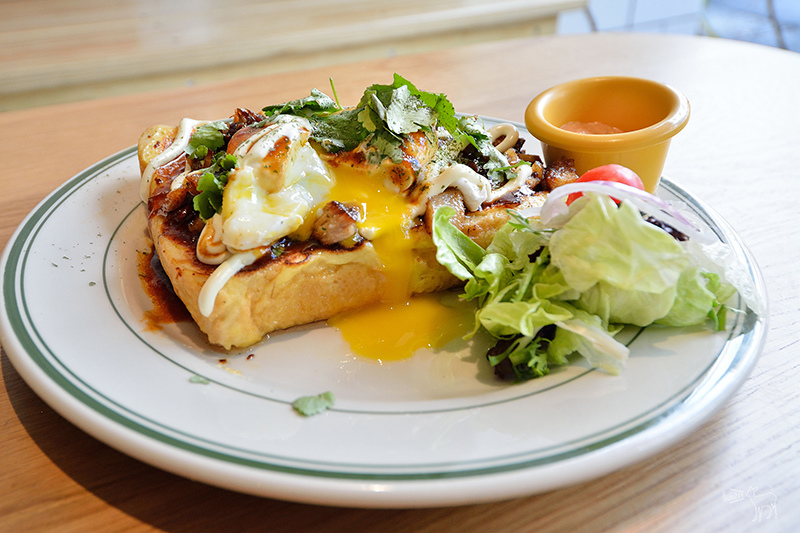 台北早午餐推薦:YumYum Deli 炸排骨乳酪三明治,蒜苗香腸起士薯條,東區捷運忠孝敦化站美食