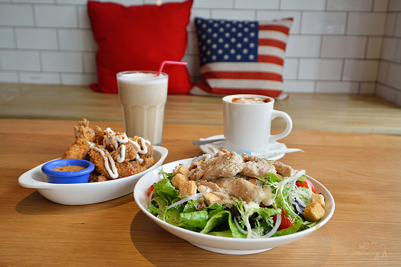 台北早午餐推薦:YumYum Deli 炸排骨乳酪三明治,蒜苗香腸起士薯條,東區捷運忠孝敦化站美食