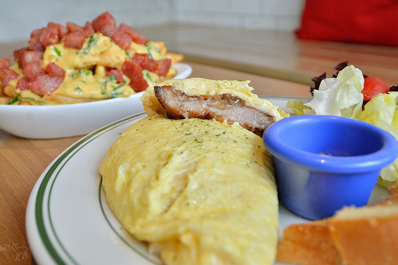 台北早午餐推薦:YumYum Deli 炸排骨乳酪三明治,蒜苗香腸起士薯條,東區捷運忠孝敦化站美食