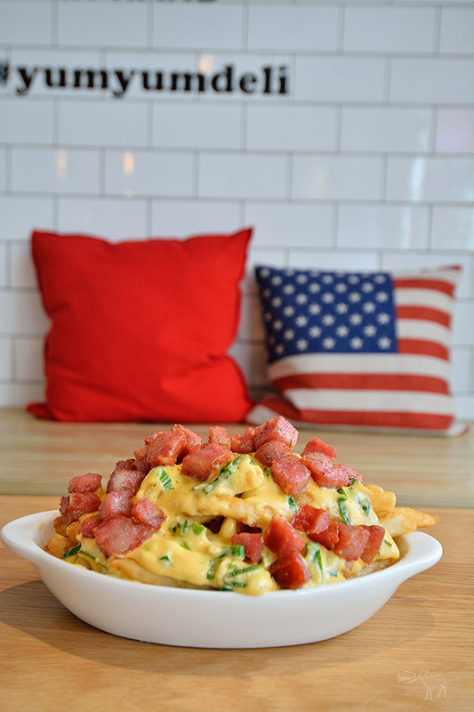 台北早午餐推薦:YumYum Deli 炸排骨乳酪三明治,蒜苗香腸起士薯條,東區捷運忠孝敦化站美食