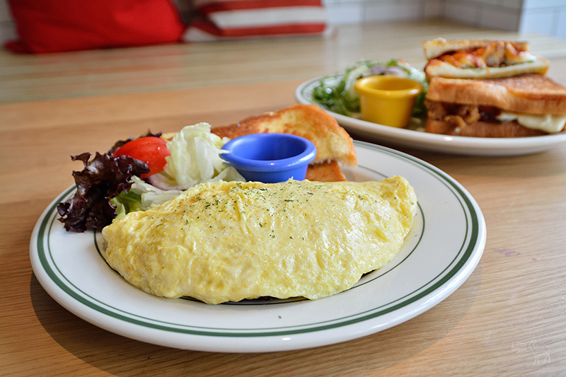 台北早午餐推薦:YumYum Deli 炸排骨乳酪三明治,蒜苗香腸起士薯條,東區捷運忠孝敦化站美食