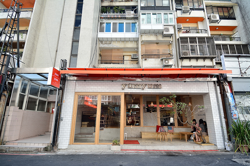 台北早午餐推薦:YumYum Deli 炸排骨乳酪三明治,蒜苗香腸起士薯條,東區捷運忠孝敦化站美食