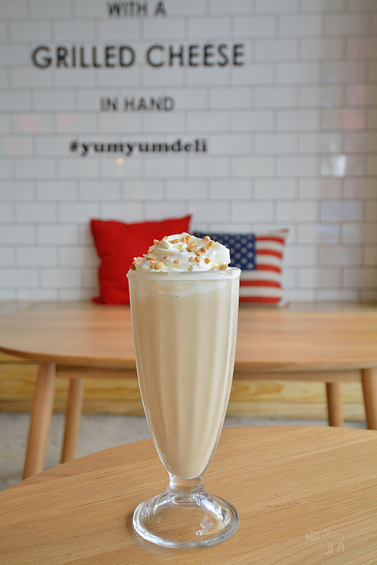 台北早午餐推薦:YumYum Deli 炸排骨乳酪三明治,蒜苗香腸起士薯條,東區捷運忠孝敦化站美食