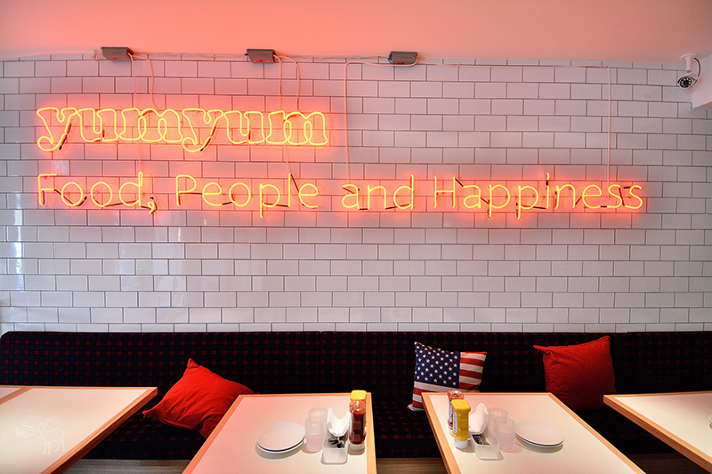 台北早午餐推薦:YumYum Deli 炸排骨乳酪三明治,蒜苗香腸起士薯條,東區捷運忠孝敦化站美食