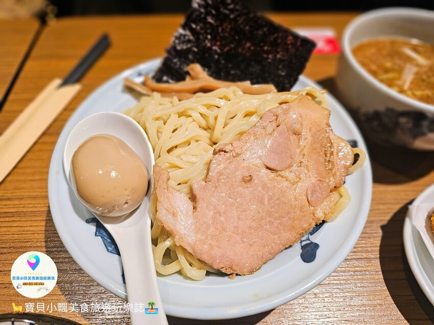 高雄市左營區[食]高雄 麵屋武藏 武骨 豚骨、魚介混合雙湯頭，濃郁不油膩 除了傳統的湯麵外，也有沾麵可供選擇喔~