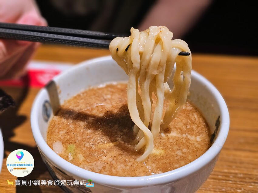 高雄市左營區[食]高雄 麵屋武藏 武骨 豚骨、魚介混合雙湯頭，濃郁不油膩 除了傳統的湯麵外，也有沾麵可供選擇喔~