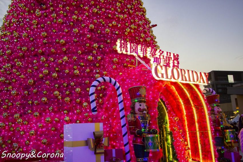 【活動．桃園】華泰名品城聖誕村～穿越的18米華麗聖誕樹、聖誕市集，整點還會浪漫飄雪