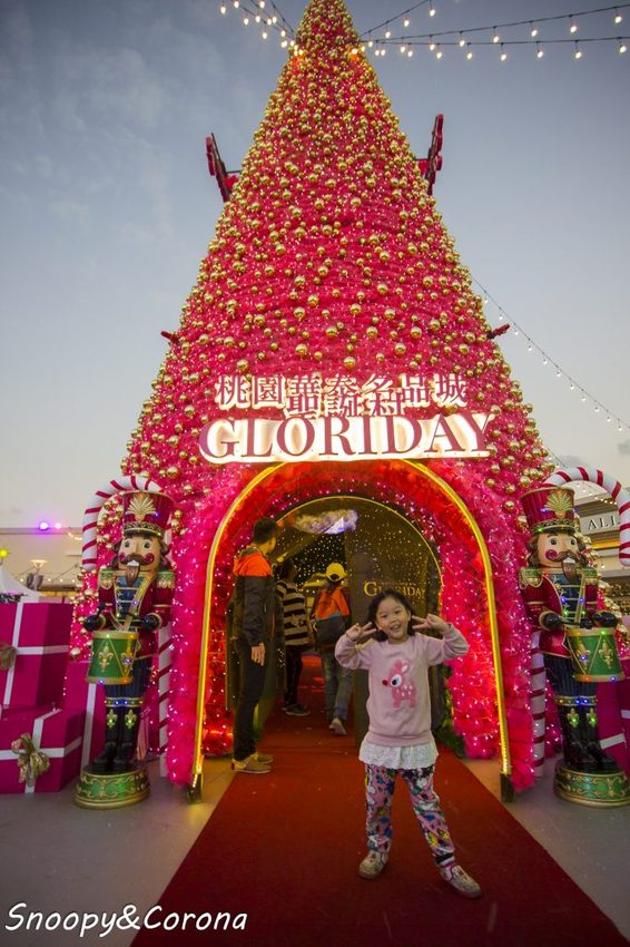 【活動．桃園】華泰名品城聖誕村～穿越的18米華麗聖誕樹、聖誕市集，整點還會浪漫飄雪