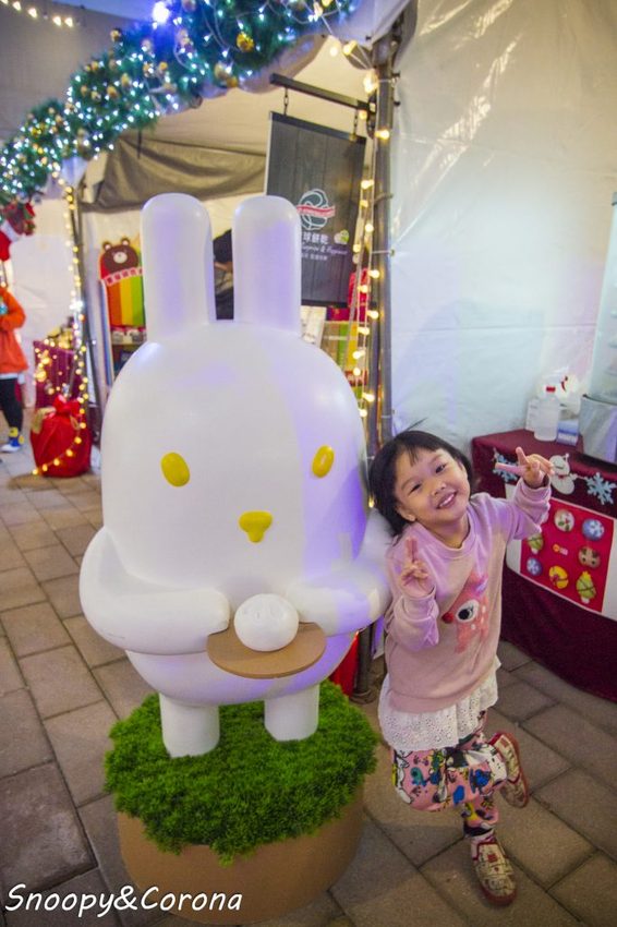 【活動．桃園】華泰名品城聖誕村～穿越的18米華麗聖誕樹、聖誕市集，整點還會浪漫飄雪