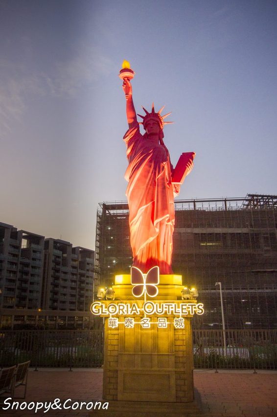 【活動．桃園】華泰名品城聖誕村～穿越的18米華麗聖誕樹、聖誕市集，整點還會浪漫飄雪