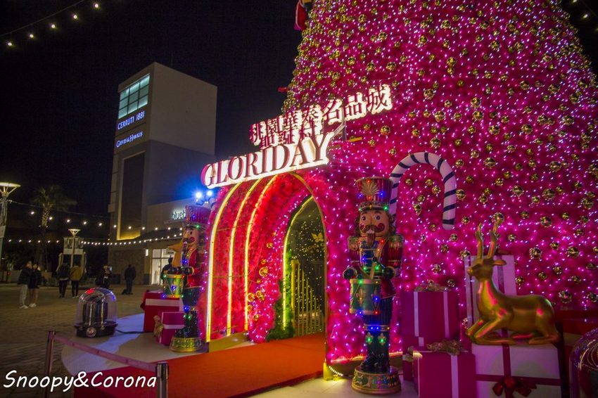 【活動．桃園】華泰名品城聖誕村～穿越的18米華麗聖誕樹、聖誕市集，整點還會浪漫飄雪