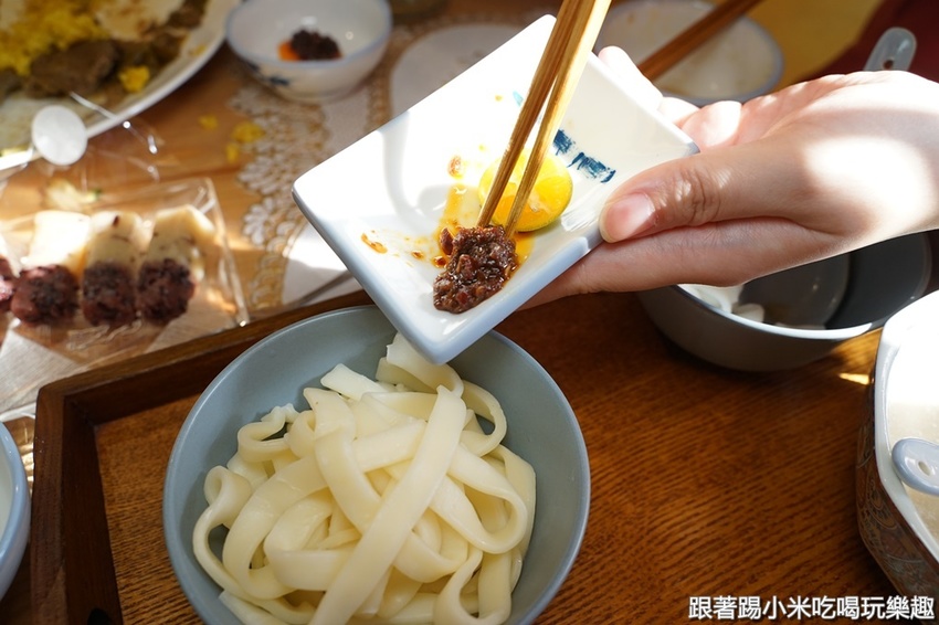艷麗南洋鹹甜食。南洋道地口味巴東牛肉薑黃雞.娘惹糕- 跟著踢小米吃喝玩樂趣