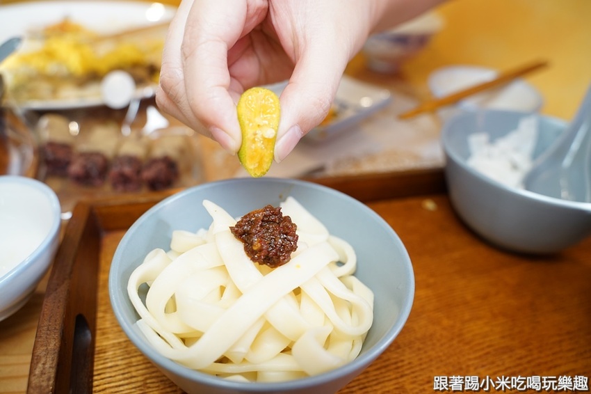 艷麗南洋鹹甜食。南洋道地口味巴東牛肉薑黃雞.娘惹糕- 跟著踢小米吃喝玩樂趣
