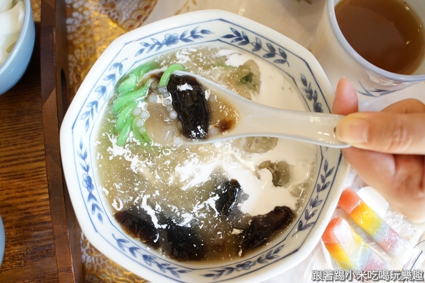 艷麗南洋鹹甜食。南洋道地口味巴東牛肉薑黃雞.娘惹糕- 跟著踢小米吃喝玩樂趣