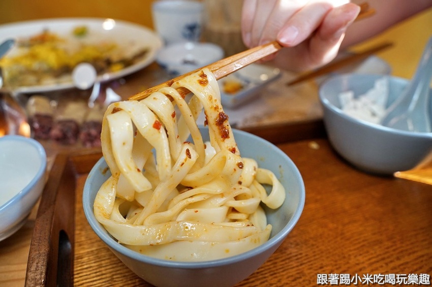 艷麗南洋鹹甜食。南洋道地口味巴東牛肉薑黃雞.娘惹糕- 跟著踢小米吃喝玩樂趣