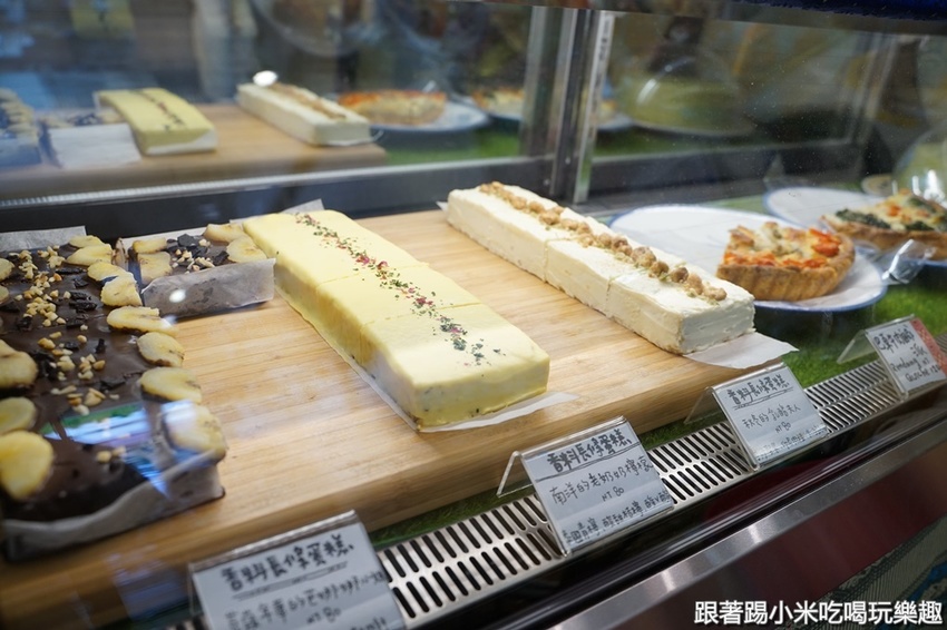 艷麗南洋鹹甜食。南洋道地口味巴東牛肉薑黃雞.娘惹糕- 跟著踢小米吃喝玩樂趣