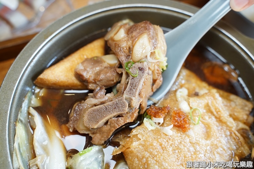 艷麗南洋鹹甜食。南洋道地口味巴東牛肉薑黃雞.娘惹糕- 跟著踢小米吃喝玩樂趣